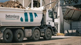 Camion di inerti alla Beton Lana